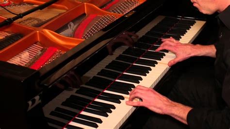  The Well-Tuned Piano explore les harmonies spectrales de l'univers sonore